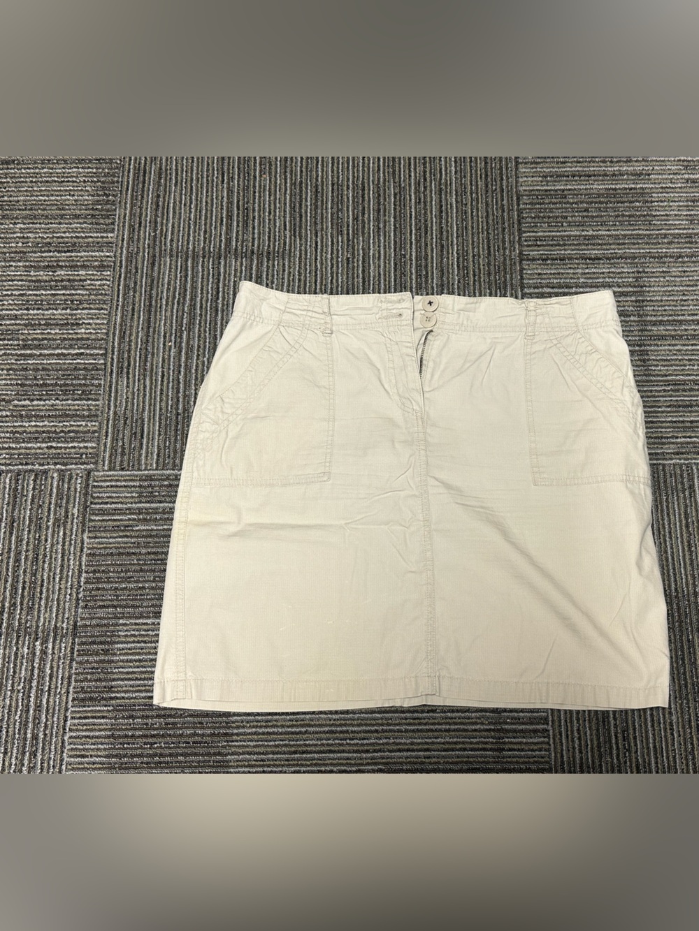 Willie Smith size 10 beige skirt with two pockets in the front to in the back